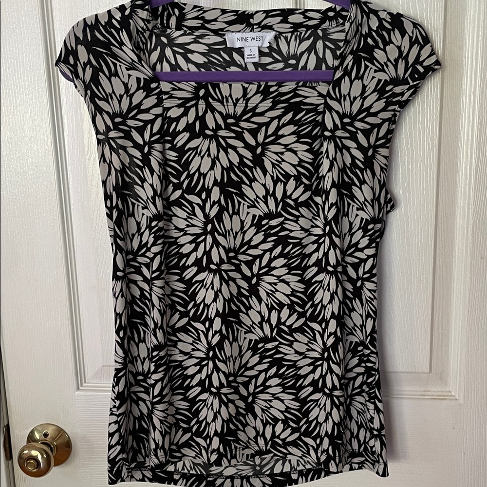 Nine West Black and Cream square neck Cap-Sleeve Blouse stunning! Like new